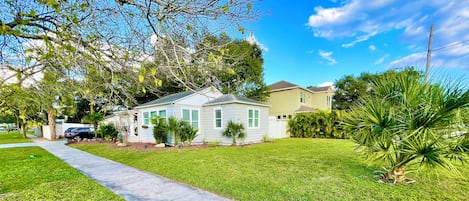 Super Spacious House 1750 Sq ft on huge corner lot