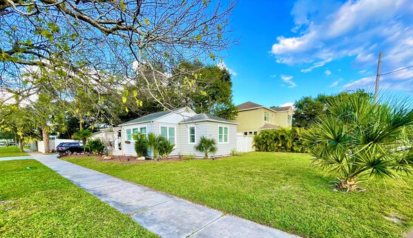 Super Spacious House 1750 Sq ft on huge corner lot