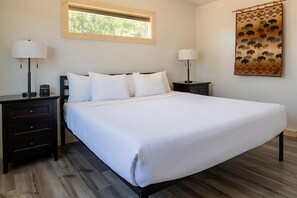 Unit with 1 King bed. Exact unit will be assigned upon arrival. Views, colors and decor may vary.