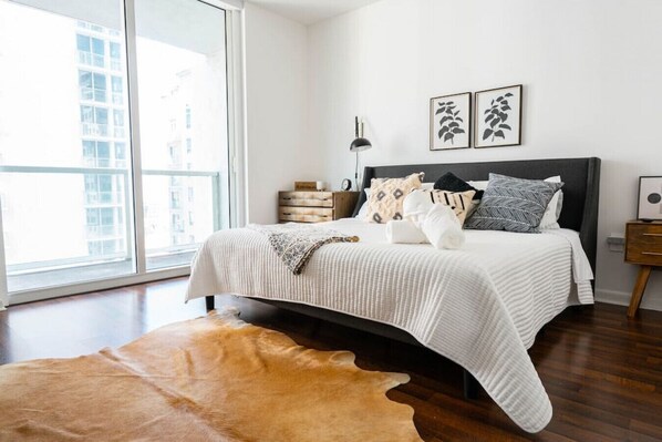 Elegant bedroom featuring a King size bed and one air mattress (with SmartTv)