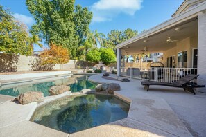 Pool side loungers included