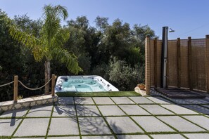Bain à remous extérieur