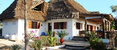 private villa 390m² with local manager  rent-in-zanzibar. c