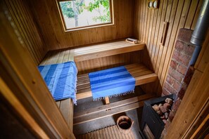 Fewo Frida, Sauna mit Holzofen im Garten, mit Blick über die Felder zum Wald