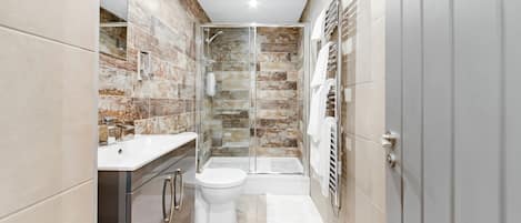 Luxury Regina  Lodge  Bradford - Bathroom-Toilet