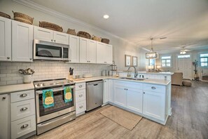 Fully stocked kitchen, stainless appliances.