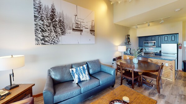 Living Room, Furniture, Indoors, Couch, Table