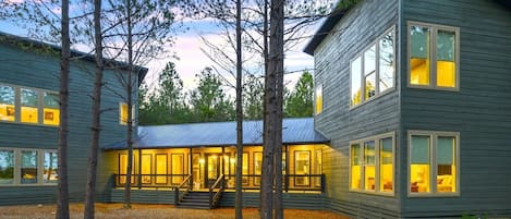 Welcome to our totally new construction 5 bedroom luxury cabin that comfortably sleeps 22. Perfect for multiple families,  corporate retreats, or clubs to get away from the bustle of life and enjoy the woods and reconnect with nature in Broken Bow