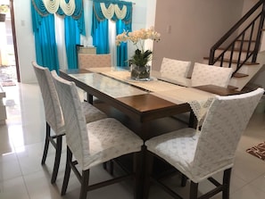 Beautiful Dining Table 6 seaters