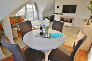 Wohnzimmer mit Essbereich