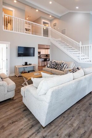 Living, 2nd FL Landing