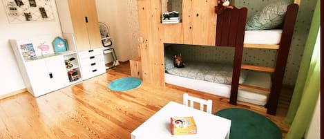 Kinderzimmer mit Hausbett