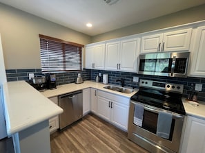 Newly remodeled kitchen (Dec '22) with complete upgrades, stainless appliances