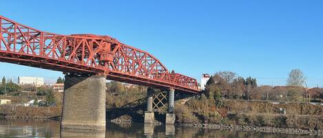 Upper balcony ~ Willamette River / Broadway Bridge