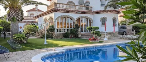 Wunderschönes Haus im mediterranem Stil von einem traumhaften Garten umgeben
