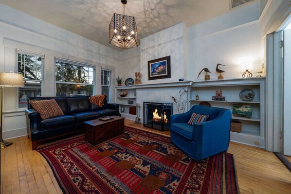 Stylish and cozy living room (NOTE: Fireplace is not currently functional)