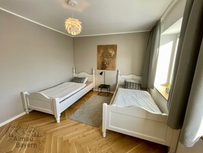 Schlafzimmer mit zwei rustikalen, liebevoll restaurierten Vollholzbetten