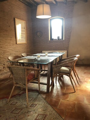 Table pour dîner confortablement jusqu'à 6 personnes.