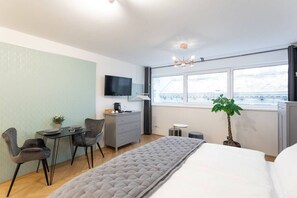 Stylische Essecke +  deine Kommode für Kleidung und eine stylische Kupfer-Kleiderstange mit ausreichend Kleiderbügeln.--Stylish dinette + your dresser for clothes and a stylish copper clothes rail with enough hangers.