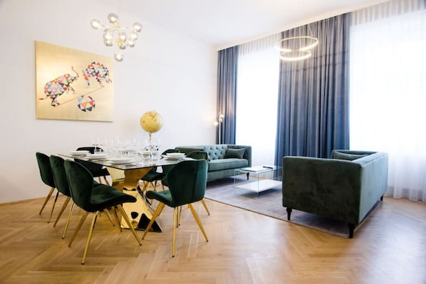 Stylisches Wiener Apartment mit modernen Möbel & zeitgenössischer Kunst.