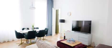 Fühl Dich wie Zuhause in dem stylischen Wiener Apartment mit modernen Möbel.