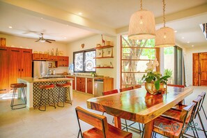 Casa Sanara - Fully equipped kitchen and dining area