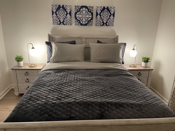 Bedroom w/ Queen Bed