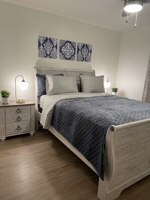 Bedroom w/ Queen Bed