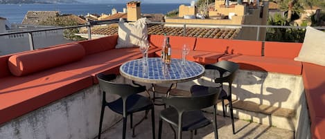 Vue de la terrasse supérieure,  une  des plus hautes à 360 ° de Saint Tropez 