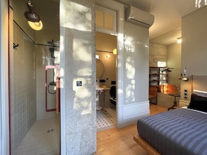 Douche, WC avec lavabo Art Nouveau et dressing