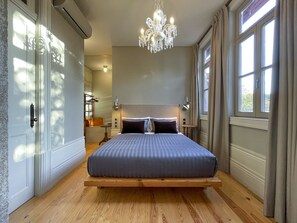Suite bedroom with shower, wc and dressing area. On the ceiling, crystal lamp 
