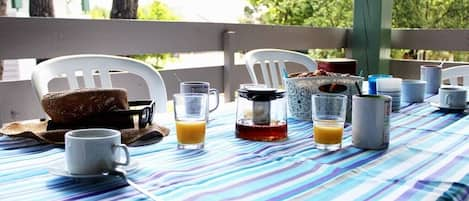 Terrasse baignée par le soleil du matin, idéal pour le petit déjeuner