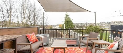 Hang out and lounge on our rooftop! BBQ and Views of the Seattle Skyline!