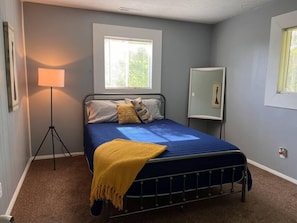 Bedroom 2 w/ Queen Bed