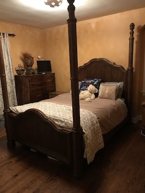 Master bedroom 1 - 2nd floor - queen bed 