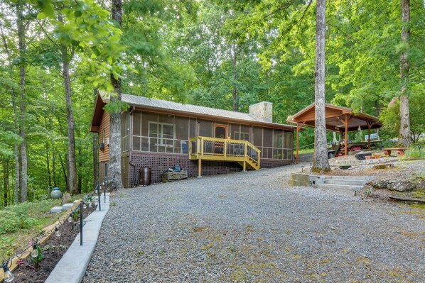 Hiawassee Vacation Rental | 2BR | 1BA | 900 Sq Ft | Step-Free Access