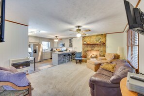 Living Area | Fireplace | Free WiFi | Flat-Screen TVs w/ Cable