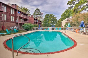 Community Amenities | Outdoor Pool