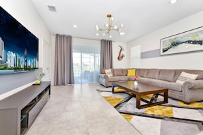 Chic lounge area: Modern art meets comfort, perfect for relaxing!