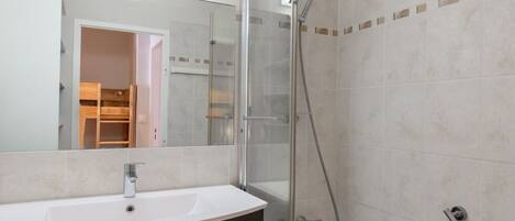 Bathtub, Plumbing Fixture, Property, Bathroom, Shower, Wood, Comfort, Interior Design, Floor