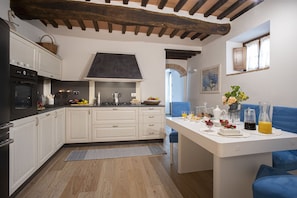 Cabinetry, Countertop, Möbel, Eigentum, Küche, Holz, Herd, Interior Design, Die Architektur, Gebäude