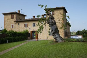 Himmel, Pflanze, Eigentum, Gebäude, Fenster, Baum, Grundstueck, Gras, Haus, Fassade