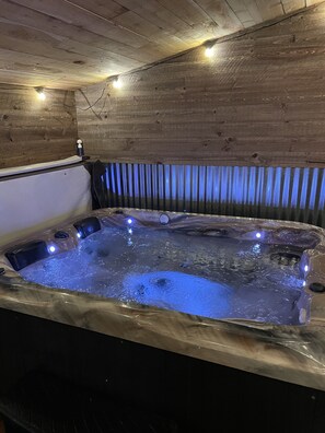 SOOTHING HOT TUB