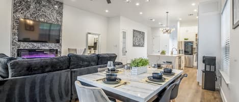 Dining area perfect for gatherings with family, friends or working groups.