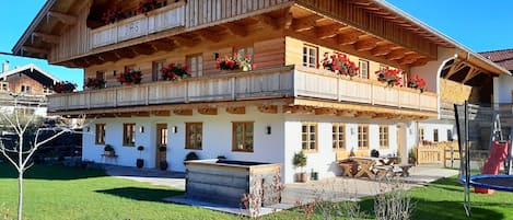 Unser neu erbauter Bauernhof im ruhigen und zentralen Point in Kreuth.  Die Ferienwohnung Hirschberg befindet sich im Dachgeschoss und bietet viel Platz und Komfort für Erwachsene und Kinder.
