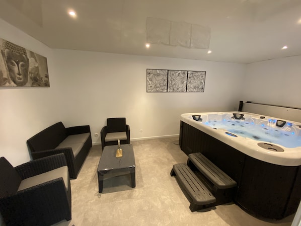 Espace bien être: Spa 6 Personnes avec coins repos et douche.