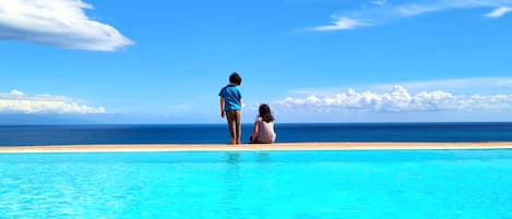 Piscina infinity con vista sul mare del Cilento