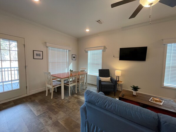 Living Room/Kitchen with Dining table for 6