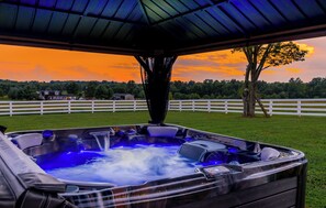 Toast to a day well spent on the Bourbon Trail and unwind in this spacious hot tub, perfect for up to 7 guests. Soak in the tranquility of the surrounding countryside and let your worries melt away as you relax in comfort and style.