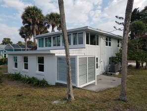 Beach side of house, outside shower 🚿 
